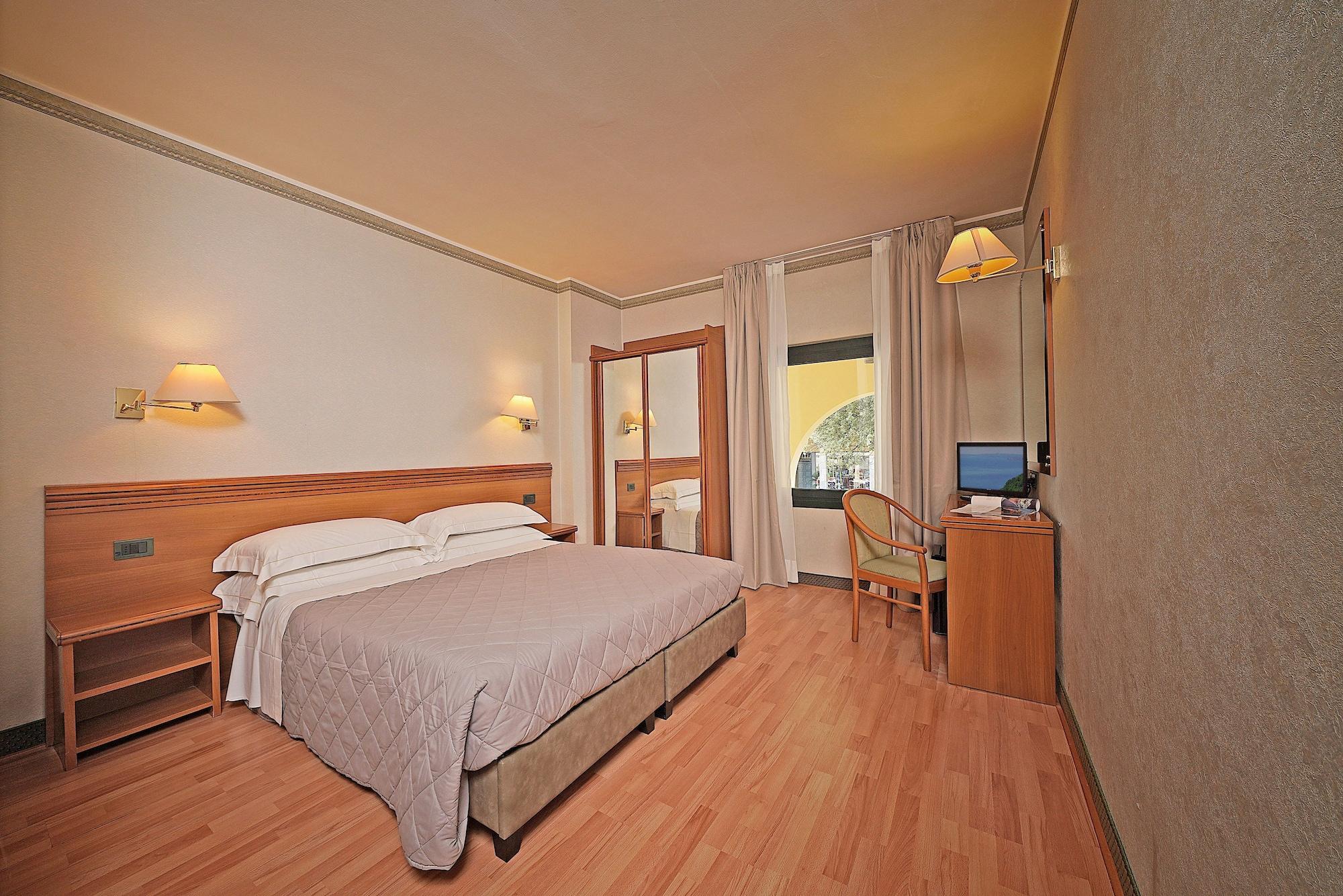 Hotel Du Lac Gardone Riviera Exterior photo
